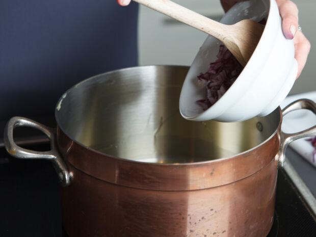 Zwiebeln anschwitzen Rotkohl kochen