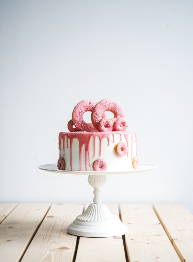 Drip Cake Rezept rosa Donuts © svmelnikoff_iStock