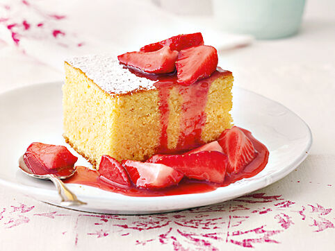 Spanischer Mandelkuchen mit fruchtiger Erdbeersauce mandelkuchen-mit-erdbeersosse