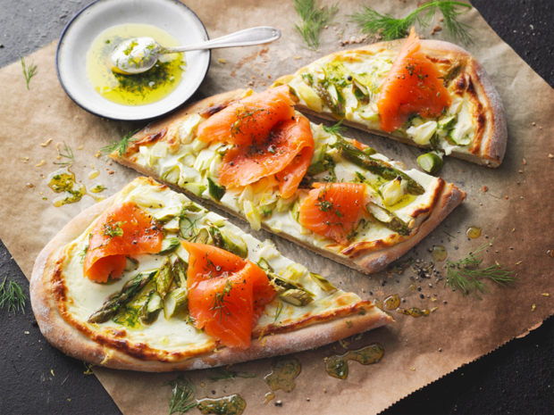 Flammkuchen mit Spargel und Räucherlachs spargel-flammkuchen-mit-raeucherlachs