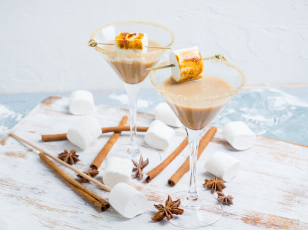 Drink mit flambiertem Marshmallow