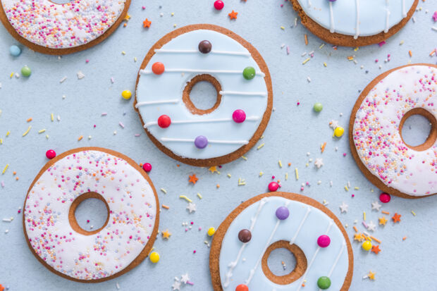 Kekse als Donut dekoriert Donut-Cookies