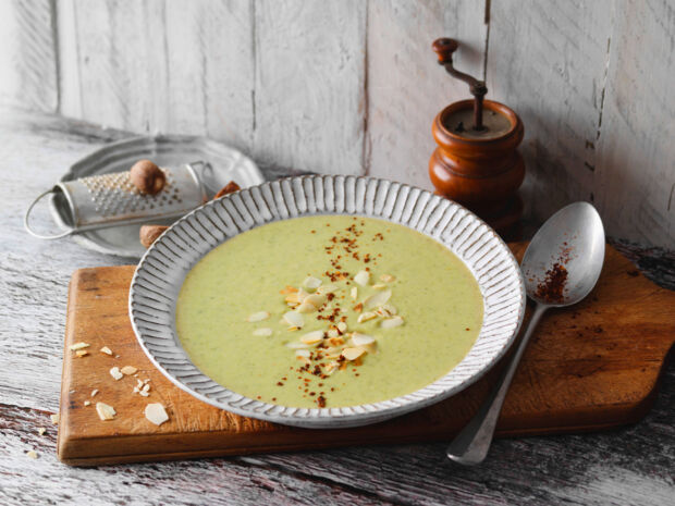 Brokkoli-Suppe mit Mandeln brokkoli-suppe
