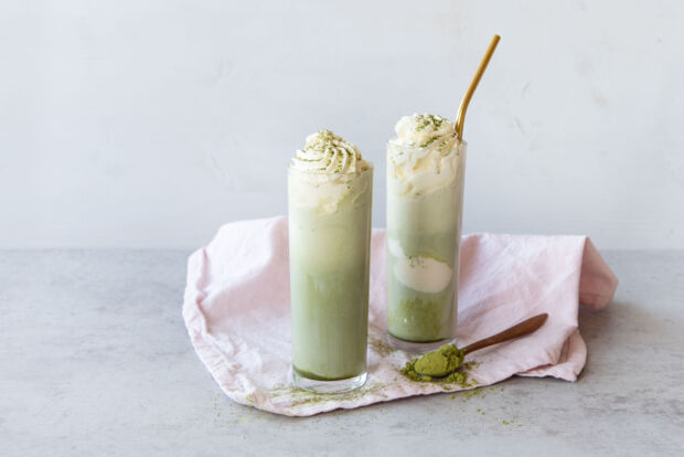 Eiskaffee mit Matchapulver Iced Matcha Latte