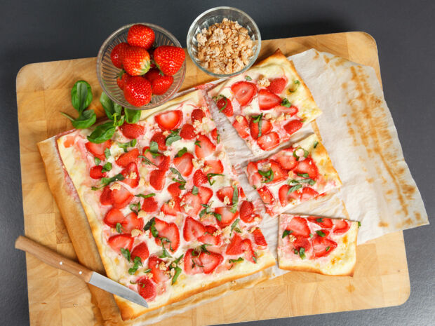 Erdbeer-Flammkuchen süßer Flammkuchen mit Erdbeeren und Basilikum
