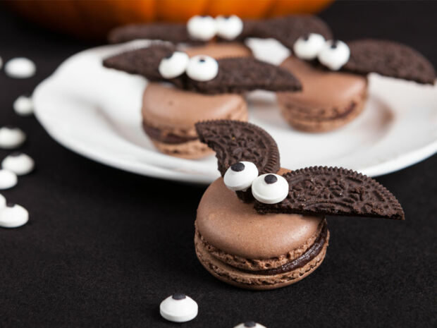 Rezept für Halloween-Fledermäuse Fledermäuse aus Macarons und Oreos
