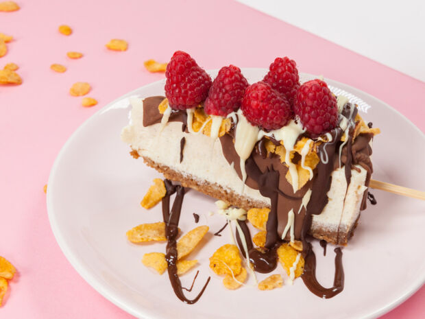 Käsekuchen am Stiel Cheesecakes Eis am Stiel mit Topping aus Schokolade