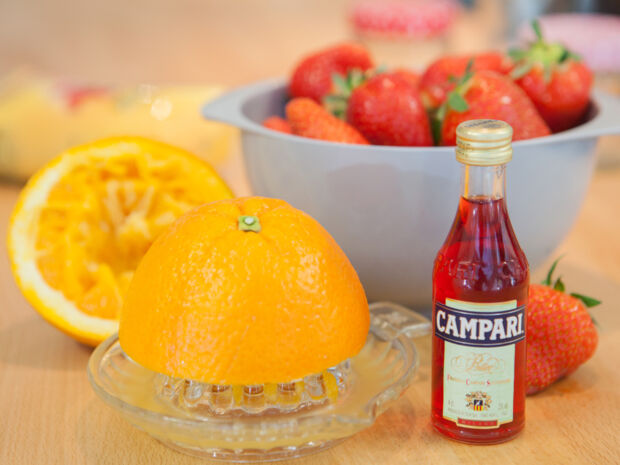 Campari-Erdbeer-Marmelade Campari und Erdbeeren stehen bereit
