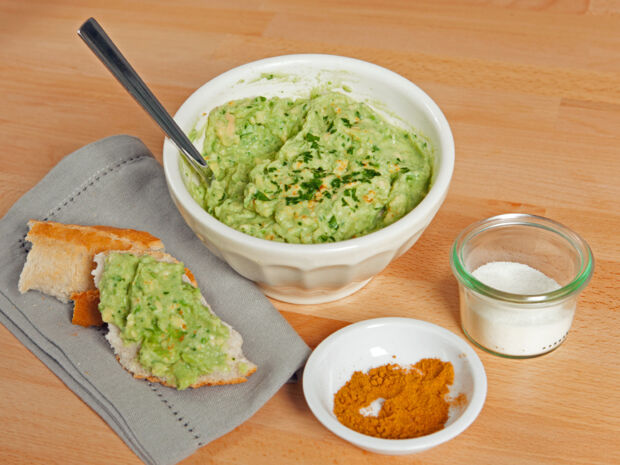 Avocado-Dip Avocado-Dip in einem Schächen angerichtet