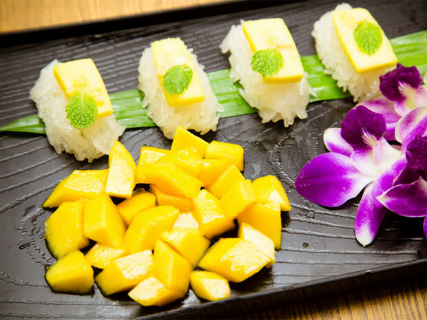 Frucht-Sushi: Anleitung und Tipps Verschiedenes Frucht-Sushi mit Mango und Blüten