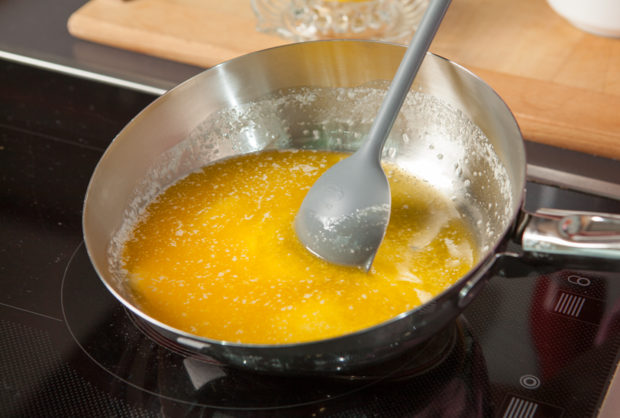 Butter im Topf schmelzen lassen