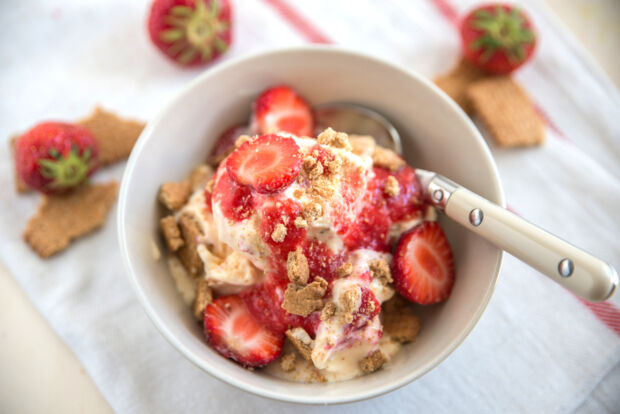 Cheesecake-Eis mit Erdbeeren Cheesecake-Eis