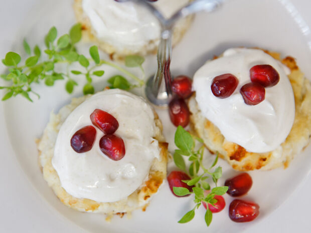 Blumenkohl-Taler mit Joghurt-Dip und Granatapfelkernen  Blumenkohl-Taler auf dem Büfett