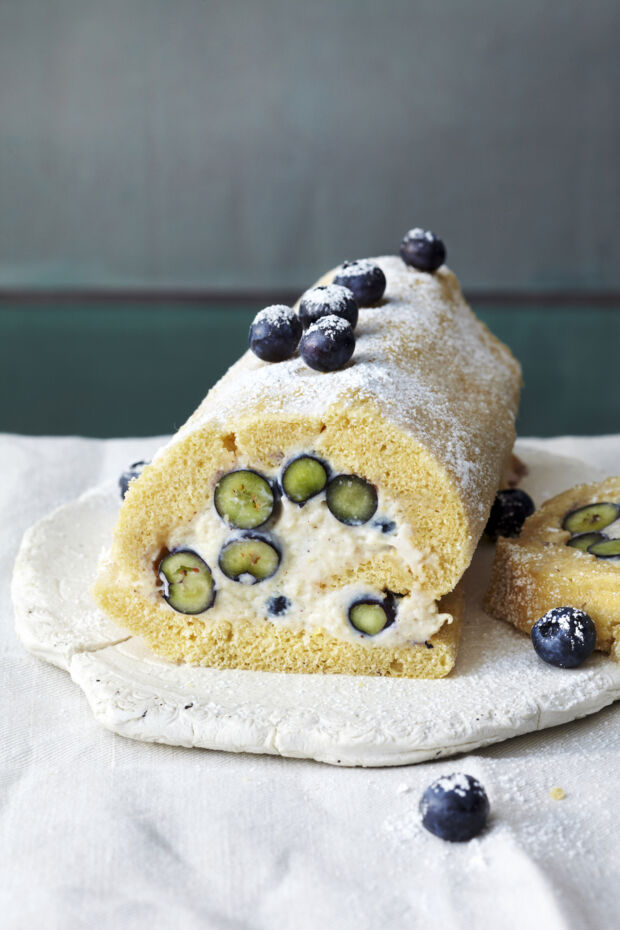 Vegane Biskuitrolle mit Blaubeeren Biskuitrolle Blaubeeren