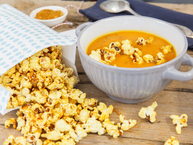 Pikantes Popcorn Popcorn als Topping in der Suppe