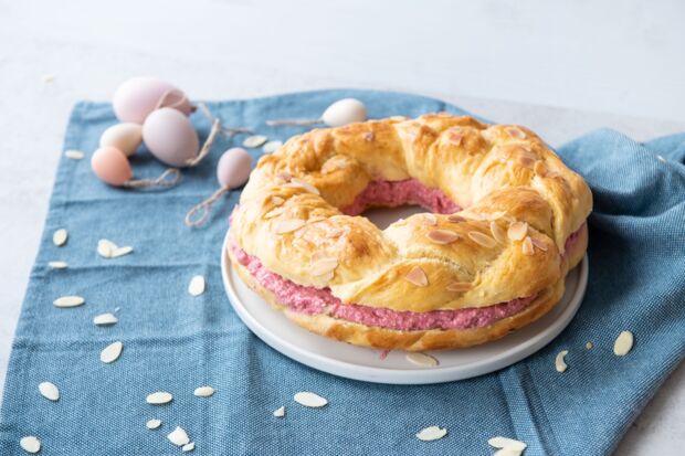 Gefüllter Osterkranz mit Himbeercreme gefüllter-Osterzopf