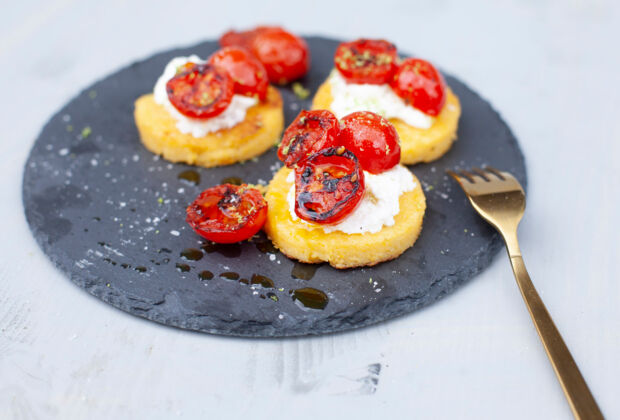 Polentataler mit Kirschtomaten und Ricotta Polentataler vom Grill