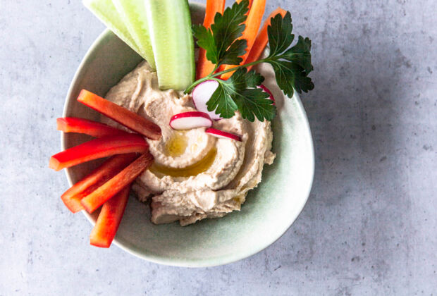 Hummus-Dip als Gemüsegarten Hummus-Dip mit Gemüse zum Dippen
