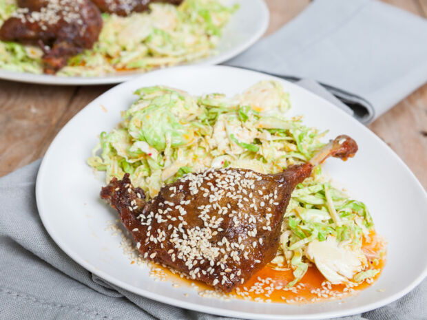 Entenkeule mit Rosenkohlsalat Rezept Entenkeule mit Rosenkohlsalat