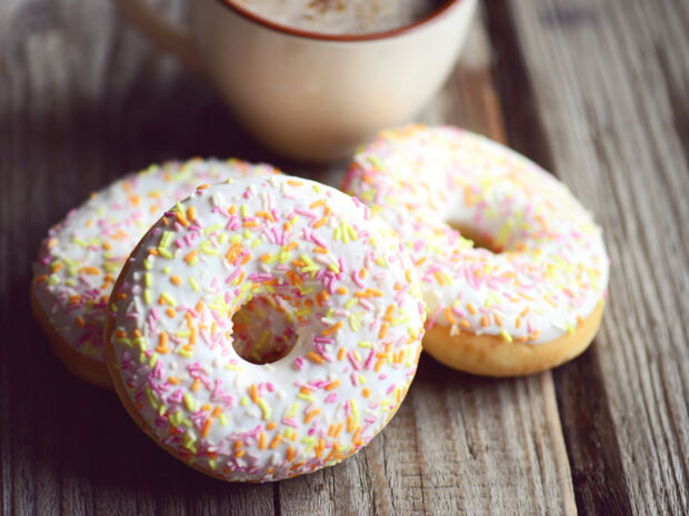 Bunte Eierlikör-Donuts Bunte Eierlikör-Donuts