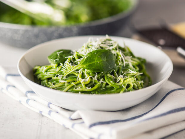 Pasta mit Pesto und Avocado