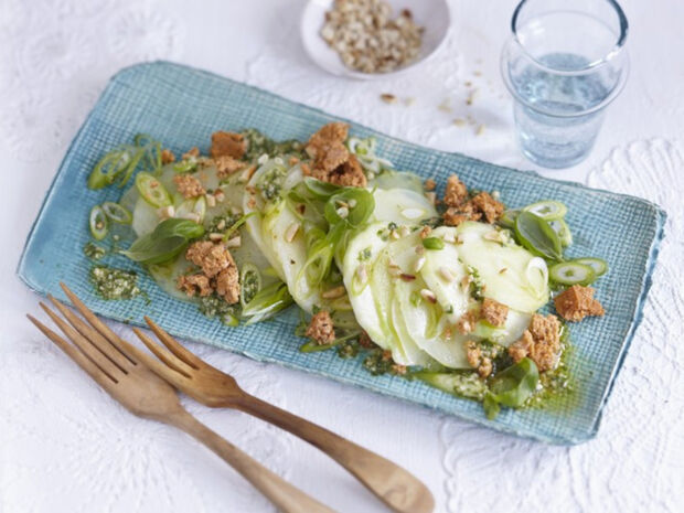 Kohlrabisalat angerichtet auf einer Platte