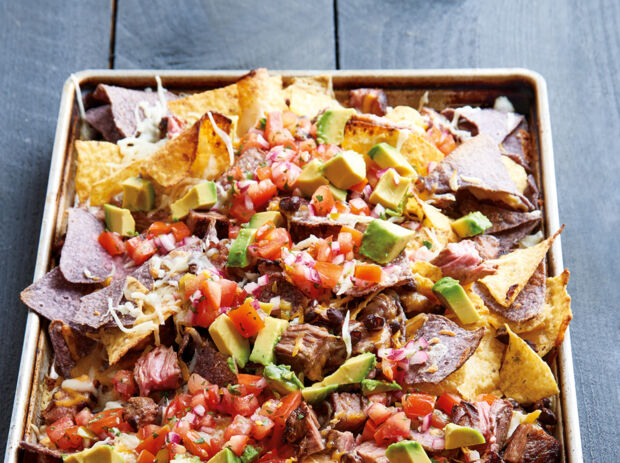 Kaese-Nachos mit Steakfleisch und schwarzen Bohnen Kaese-Nachos mit Steakfleisch und schwarzen Bohnen