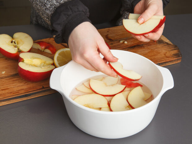 Apfelscheiben in Zitronenwasser