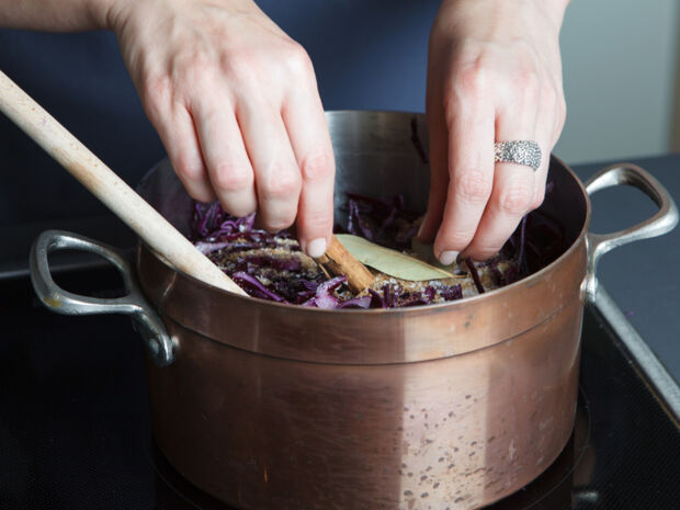 Zucker und Gewürze zugeben Rotkohl kochen