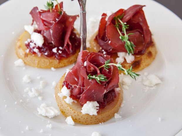 Birne-Schinken-Canapees Birne-Schinken-Canapees aus einem Teller
