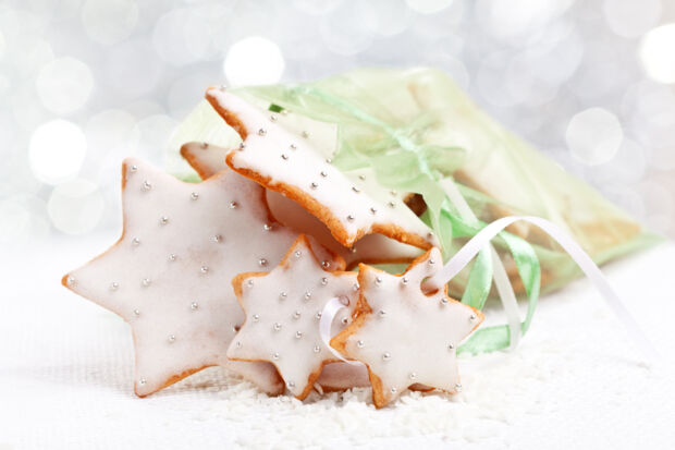 Weiße Sternenplätzchen mit Silberperlen Weihnachtskekse mit Silberperlen