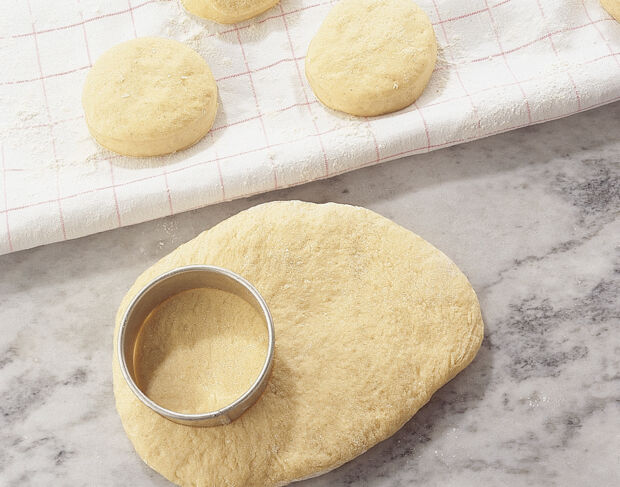 Berliner aus Teig ausstechen