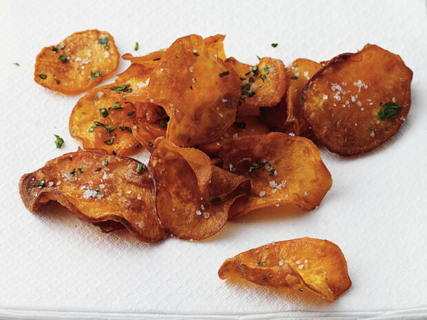Süßkartoffelchips Süßkartoffelchips mit Salz bestreut