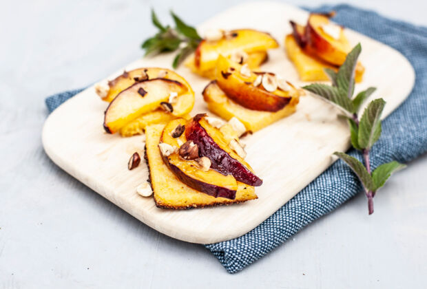 Polenta mit karamellisierten Pfirischen