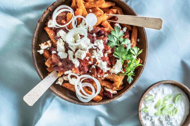 Süßkartoffelpommes mit vegetarischem Chili und Feta_LR_v1-1 Süßkartoffelpommes mit vegetarischem Chili und Feta_LR_v1-1