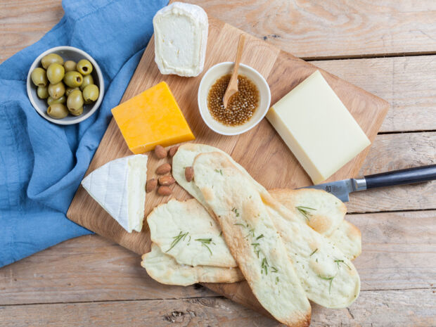 Kanadische Käseplatte mit Rosmarin Flatbread