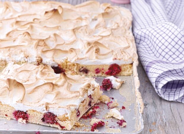 Rezepr für Brombeer-Blechkuchen mit Baiserhaube | Kitchengirls Rezepr für Brombeer-Blechkuchen mit Baiserhaube | Kitchengirls