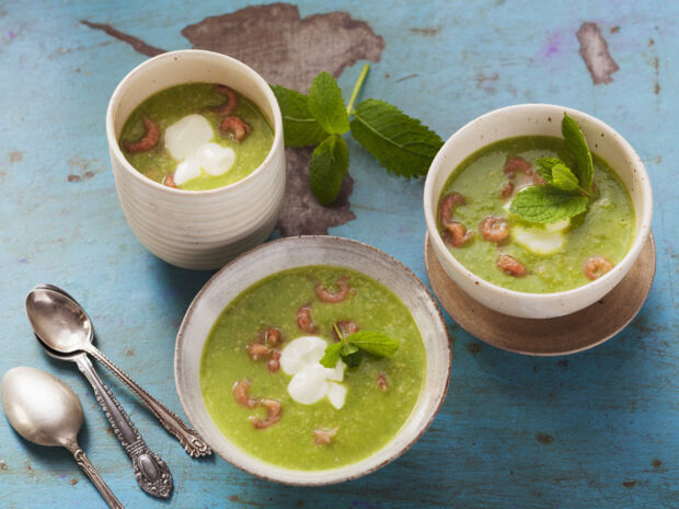 Erbsensuppe Erbsensuppe in drei Schälchen verteilt