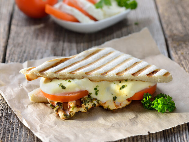 Gegrilltes Sandwich mit Tomate Gegrilltes Sandwich mit Tomate