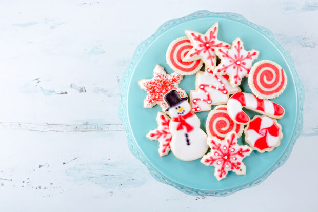 Rot-weiß verzierte Weihachtsplätzchen Weihnachtskekse rot-weiß