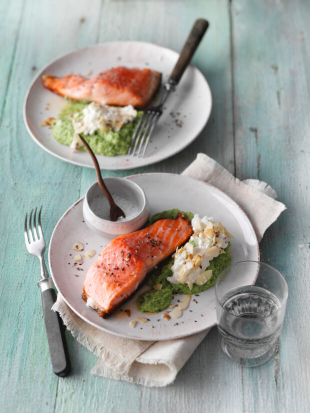 Lachsfilet mit Brokkolimus lachsfilet-auf-brokkolimus