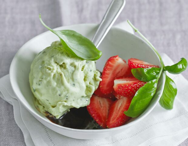 Basilikumeis mit Erdbeeren und Balsamico Basilikumeis