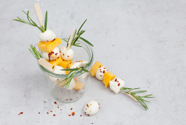 Polenta-Grillspieße mit Mozzarella und Rosmarin polentaspiesse-rezept-kitchengirls