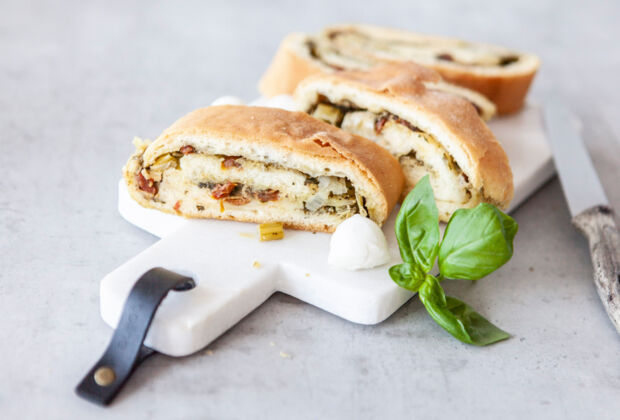Gefülltes Brot mit getrockneten Tomaten