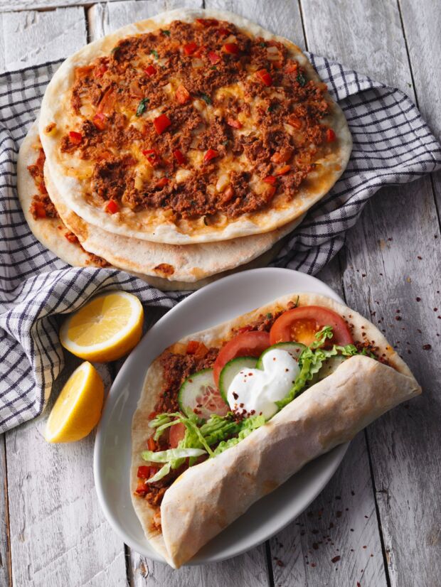 Lahmacun auf einem Teller angerichtet mit Salat Lahmacun auf einem Teller angerichtet mit Salat