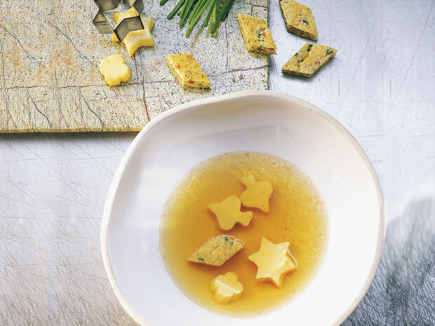 Eierstich in Formen stechen