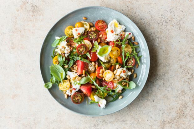 Mediterraner Tomatensalat mit Burrata Bunter Tomatensalat
