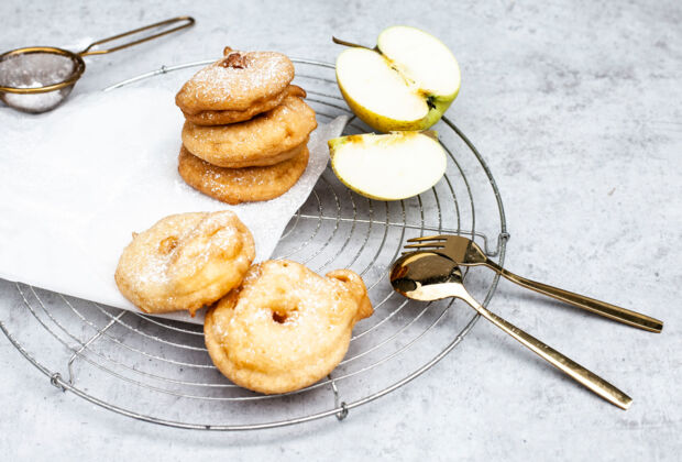 Apfelringe im Bierteig