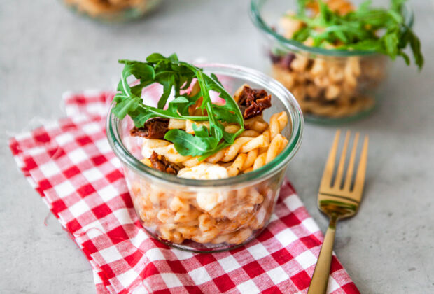 Nudelsalat mit Mozzarella und getrockneten Tomaten Nudelsalat mit Mozzarella