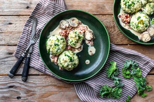 Rezept für Grünkohl-Knödel mit Pilz-Rahmsauce | Kitchengirls Rezept für Grünkohl-Knödel mit Pilz-Rahmsauce | Kitchengirls